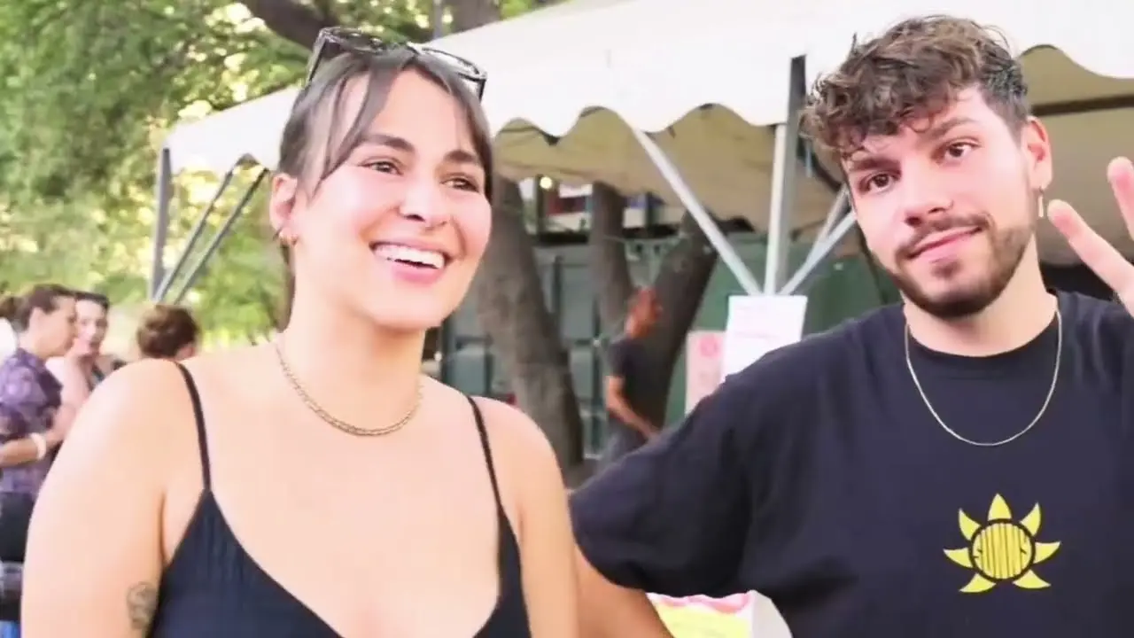 Extrait de la bande-annonce du Sunny Comedy Club — scène et public pendant une soirée stand-up à Marseille