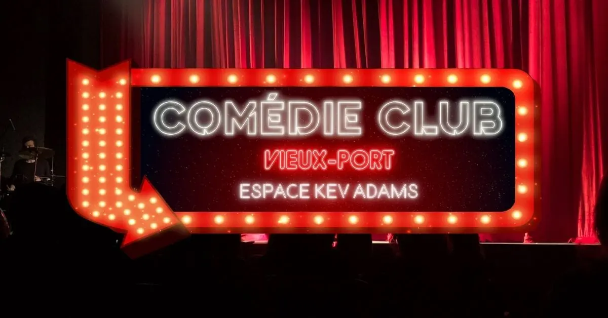 L'enseigne lumineuse du Comédie Club Vieux Port, espace Kev Adams, devant un rideau rouge