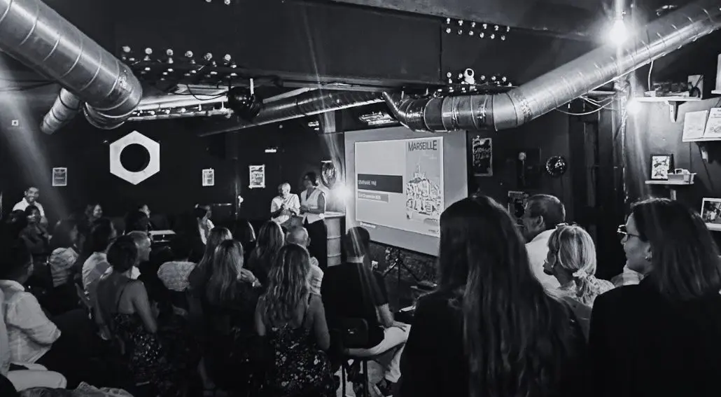 La salle du Garage Comedy Club à Marseille, public assis face à la scène sous les gaines apparentes