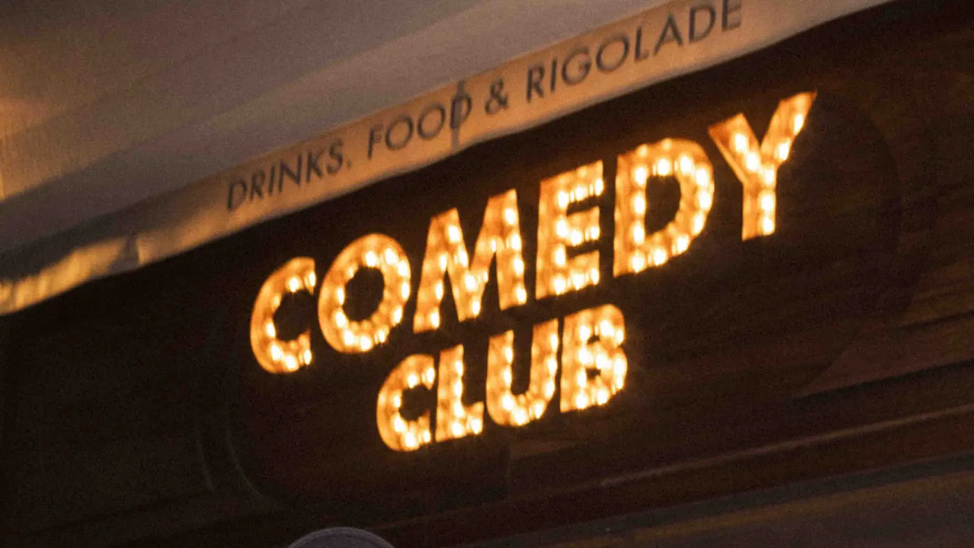 L'enseigne à ampoules « Comedy Club — Drinks, Food & Rigolade » du Vig's à Marseille