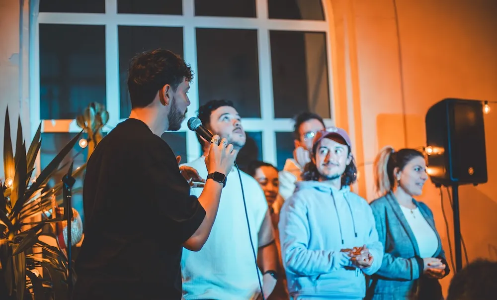 Des humoristes réunis sur la scène du Sunny Comedy Club