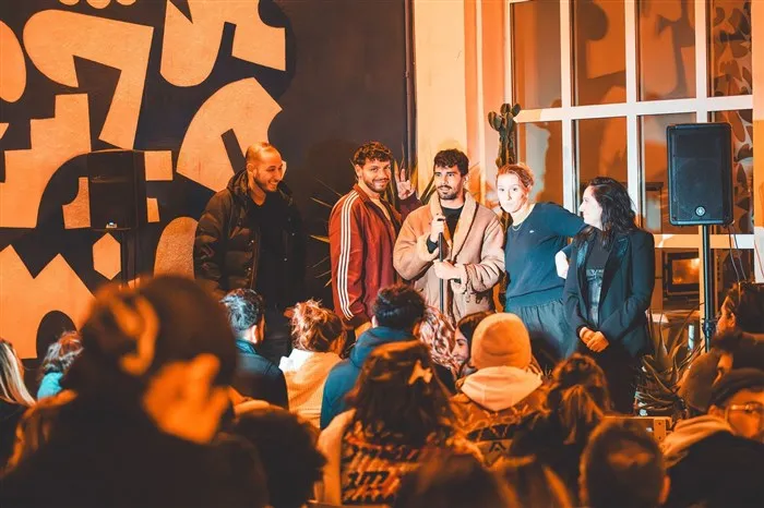 Le plateau du Sunny Comedy Club sur scène devant la salle pleine, un jeudi soir au The People Marseille