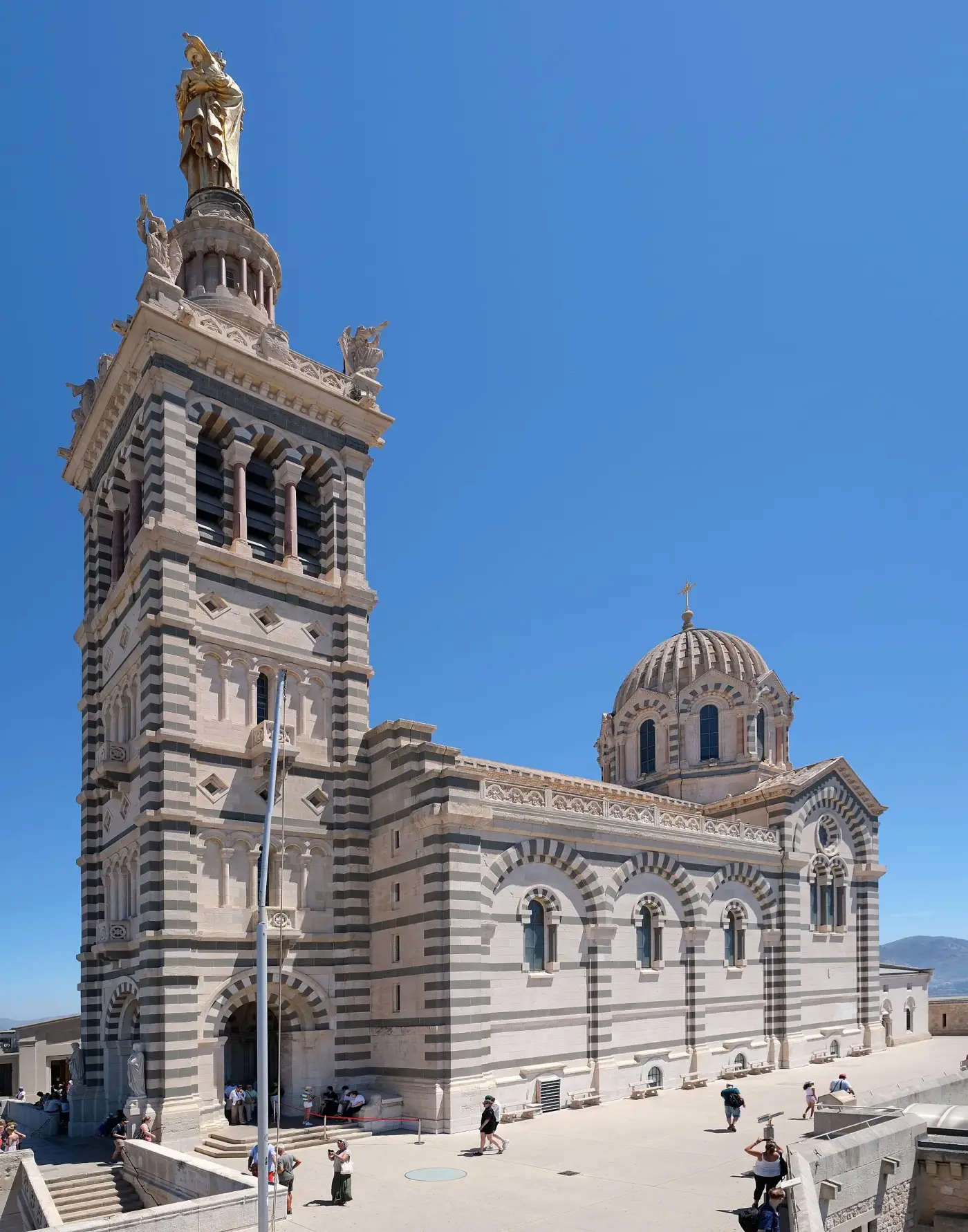 La basilique Notre-Dame de la Garde dominant Marseille