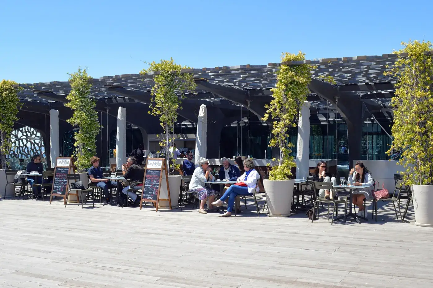 La résille de béton du MUCEM à Marseille, vue depuis le patio du toit