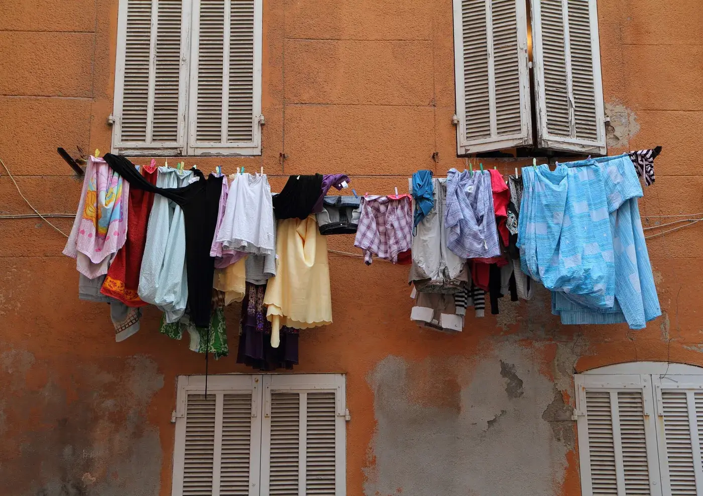 Ruelle du quartier du Panier à Marseille, avec du linge qui sèche aux fenêtres